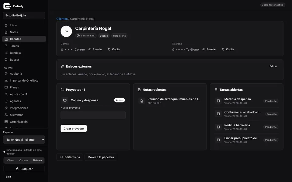Ficha de un cliente de ejemplo con proyectos, notas recientes y tareas abiertas